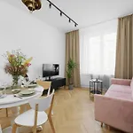Oomph Warsaw Central Stylish Vintage Apartment