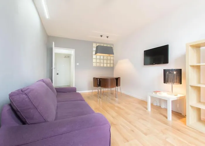 24H Check In, Aircon- Free Public Pool-Fitness-Sauna