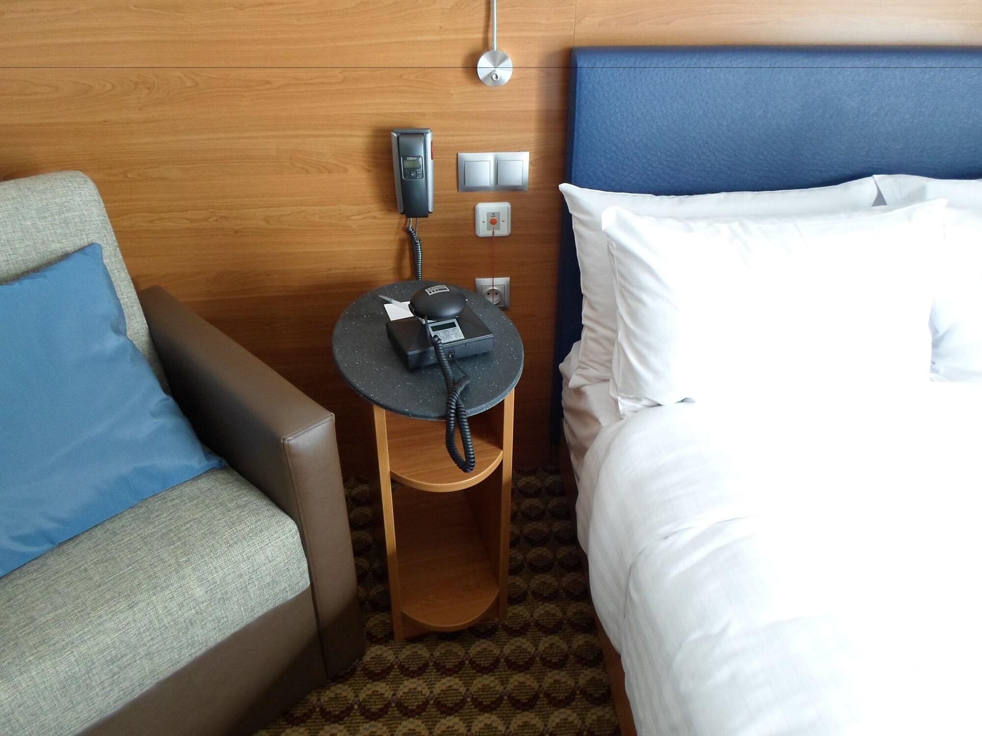Hotel Hampton By Hilton Airport 3*