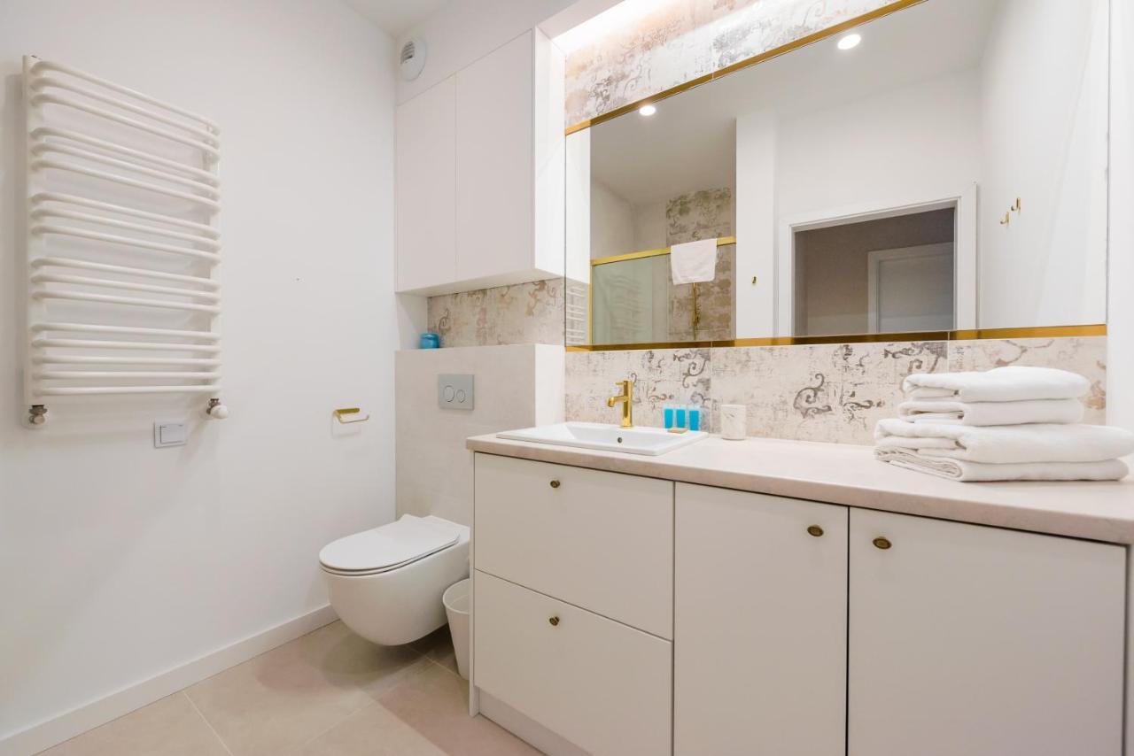 Wola Cosy Beige Apartment Warsaw