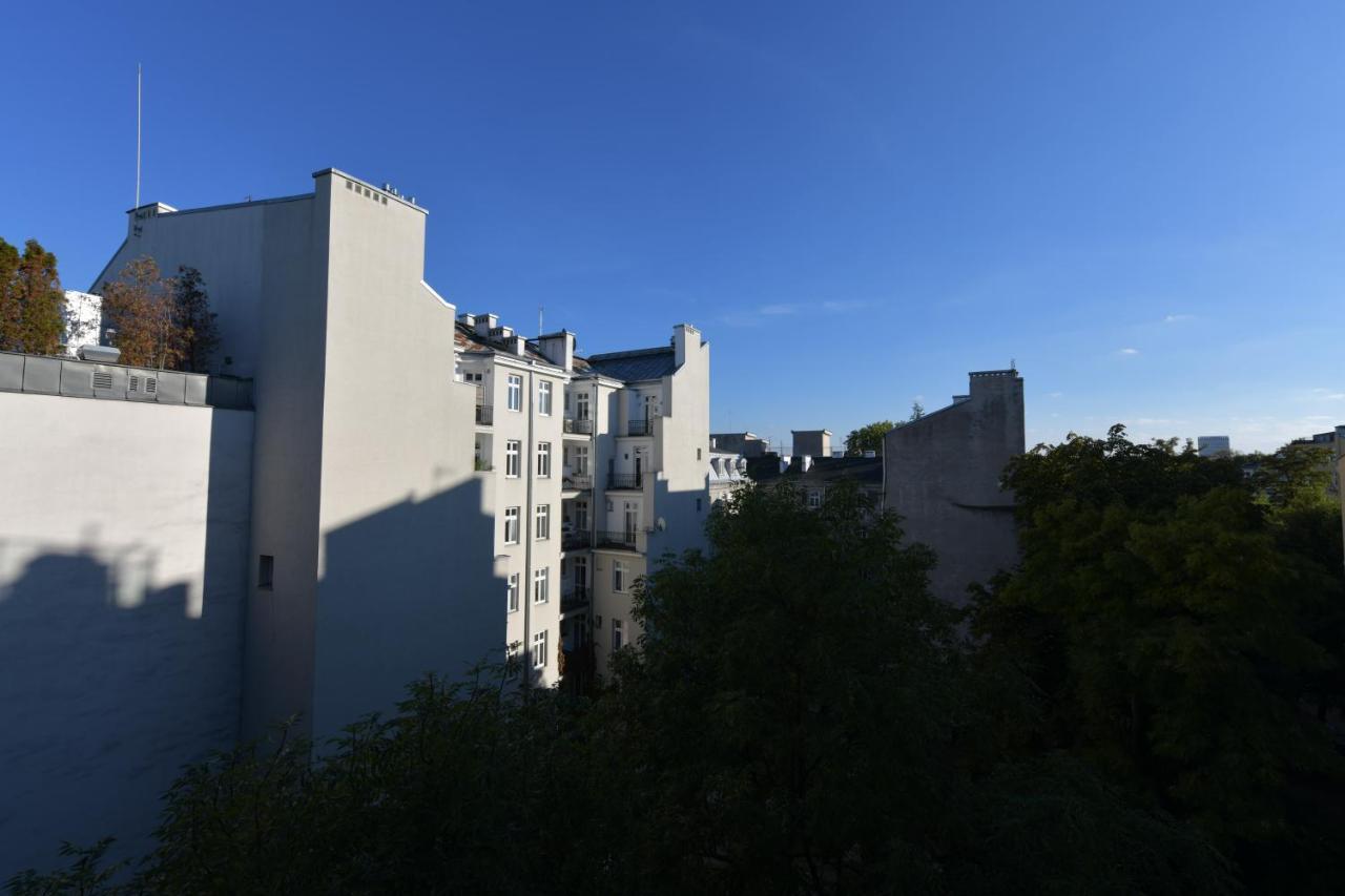 Wilcza 3: Spacious 4-person With Courtyard Balcony Apartment Warsaw