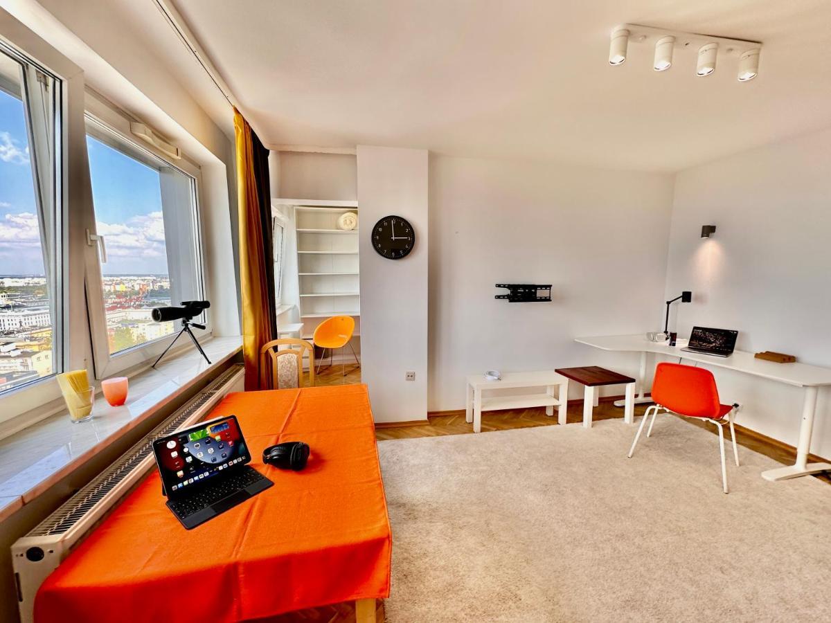 Apartment Orange 3 Fast Wifi 1gbs 85'tv Netflix Hbo Disney+ Skyshowmax