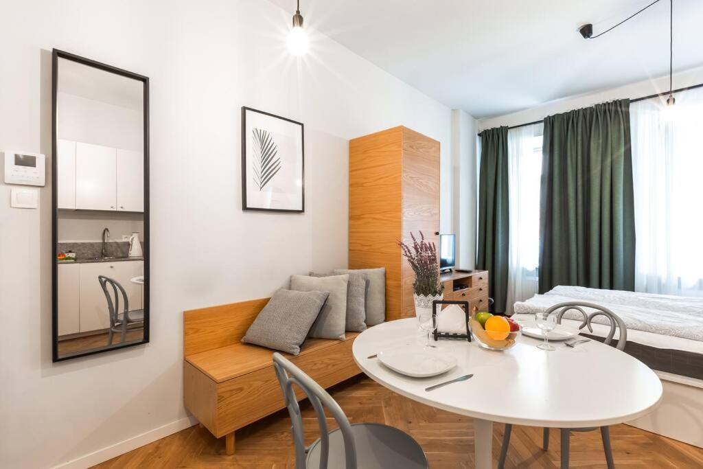 Apartment Cute Perfect For Business And Travel. Warsaw