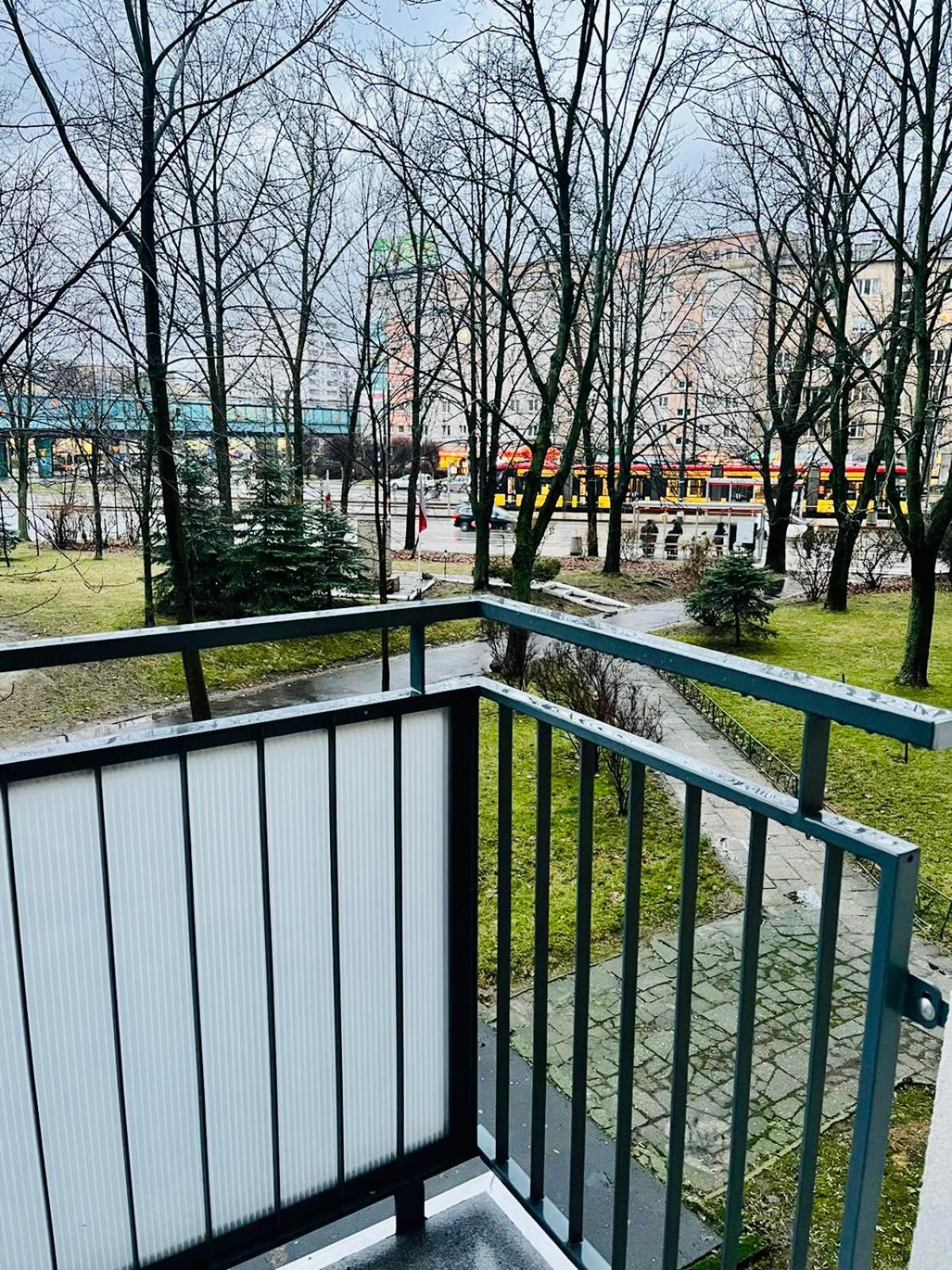 Apartment Workation, Centre, 4-5 Persons 3-4 Nights Offer, Nature Park Metro 1min , 15 Min Palac Kultury, Balcony, Quiet, Easy Parking Chroniony Warsaw