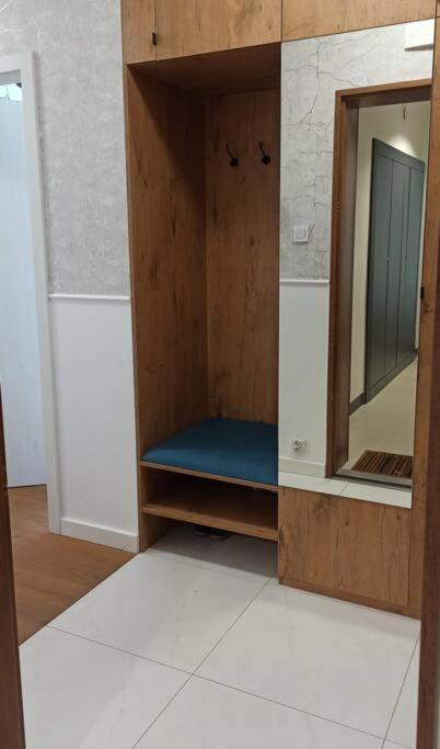 Comfy, Familly Friendly Apartment. Balcony. Garage. Warszawa