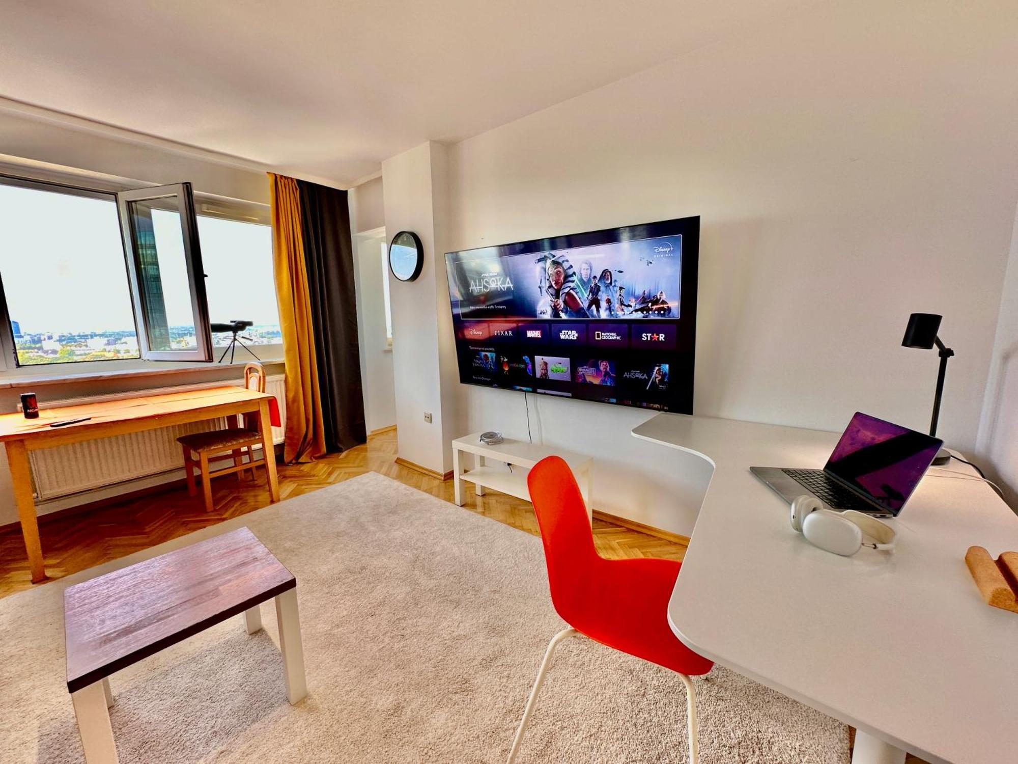 Apartment Orange 3 Fast Wifi 1gbs 85'tv Netflix Hbo Disney+ Skyshowmax