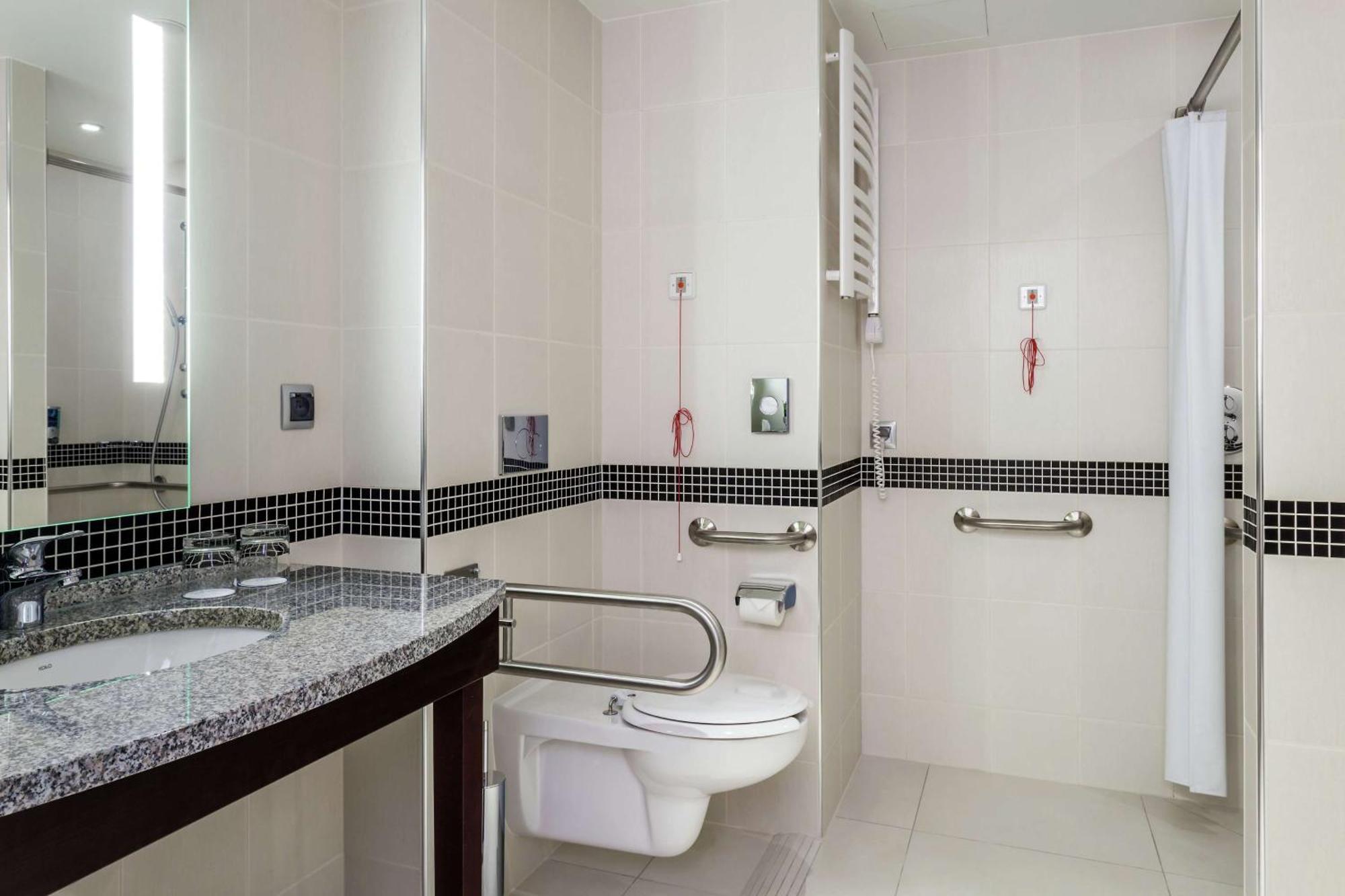 Hotel Hampton By Hilton Airport
