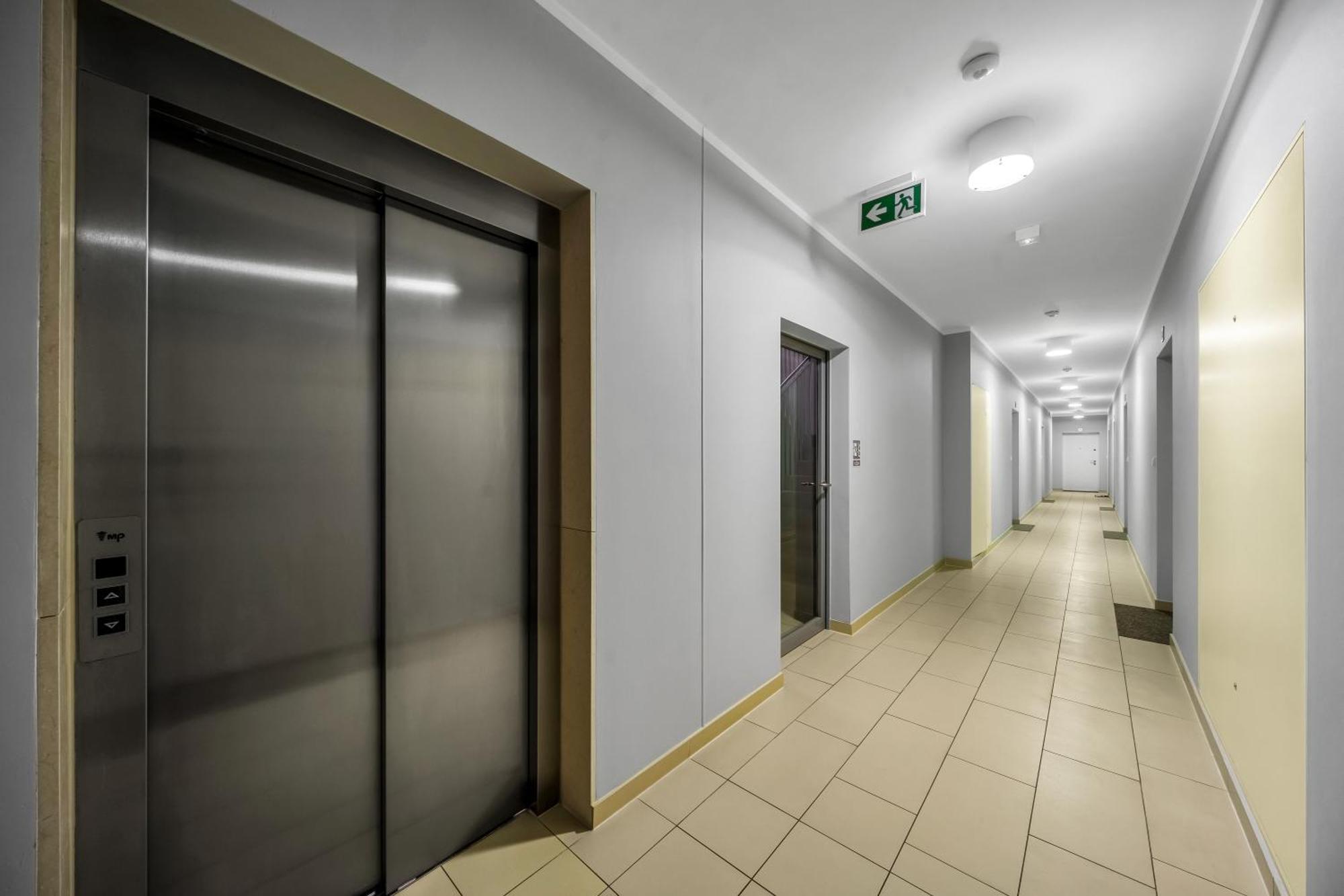 Wola - Balcony, Bus&tram Nearby - By Rentujemy Apartamento *