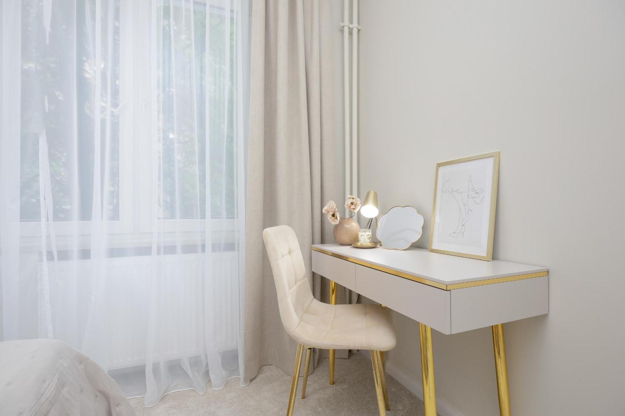 Elegant Grojecka In By Renters Apartment