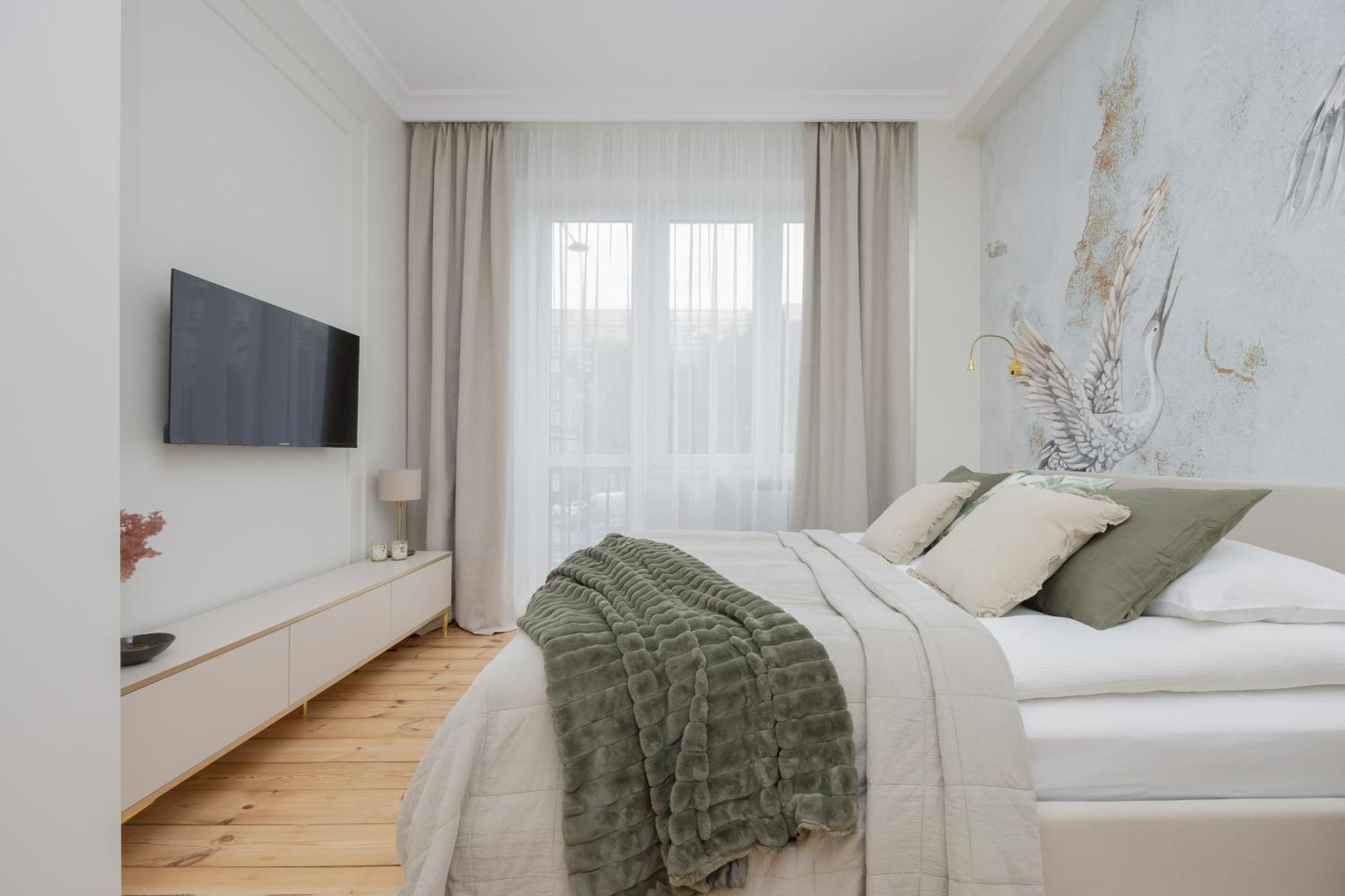 Elegant Grojecka In By Renters Apartment *