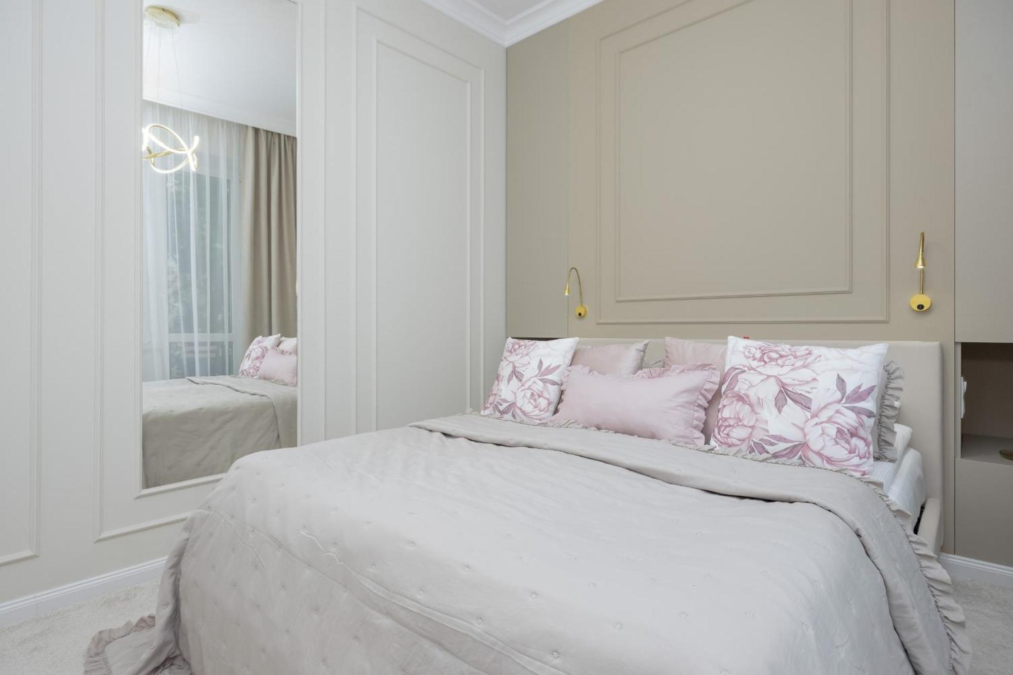 Elegant Grojecka In By Renters Apartment