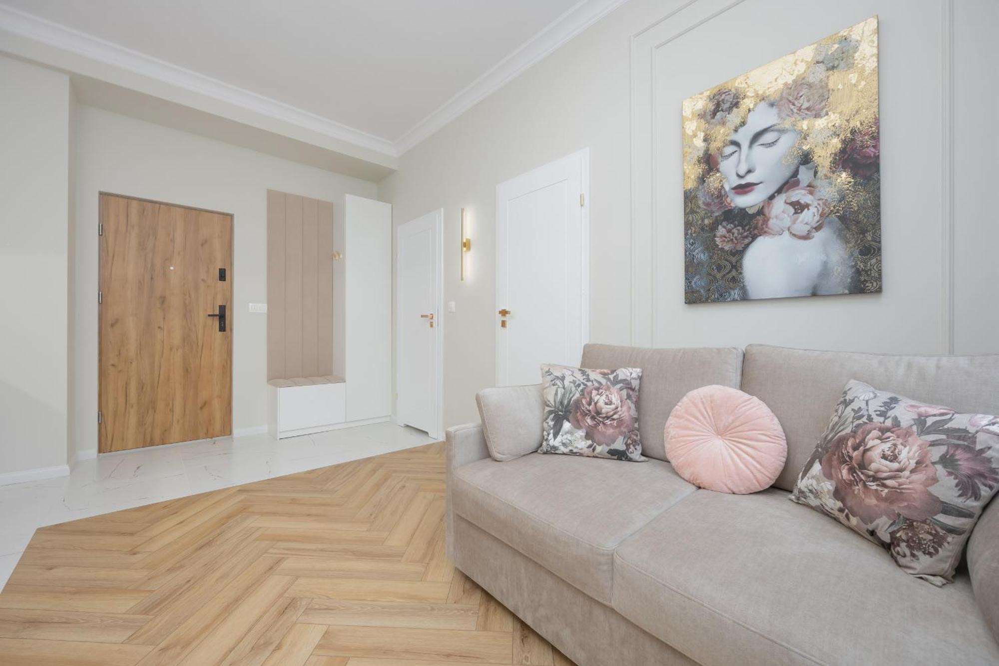 Elegant Grojecka In By Renters * Warsaw