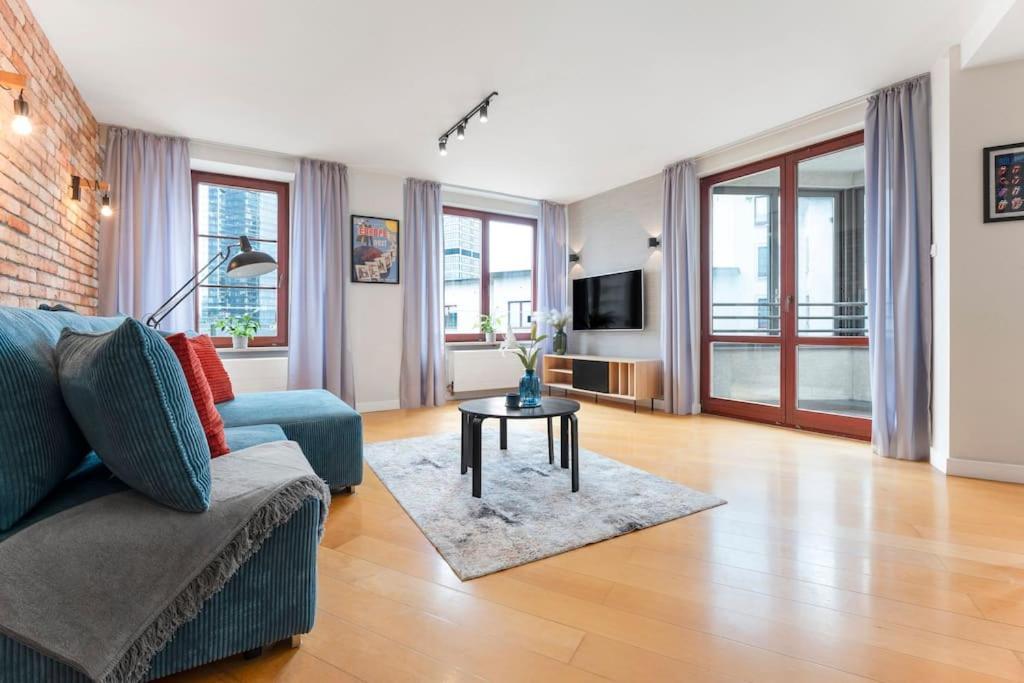 Oomph Mint Harmony & Vibrant Accents Apartment *