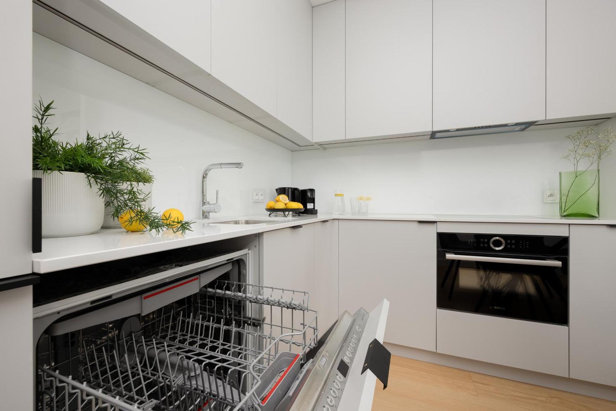 Luxurious And Modern In Center With Parking By Renters Prestige