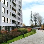 M&R Apartament Airport&Business Premium Komputerowa - Underground Garage - Free Wifi - Netflix - Self Check-In - 5 Min From Chopin Airport