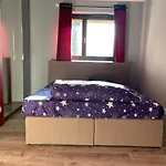 A Large Luxurious Private Room, In A Shared Apartment-Close To The City Centre