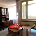 Comfortable 3 Bedroom Rental Unit With A Cozy Balcony In Center