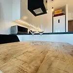 Nova Ochota Prestige Apartment With Private Parking