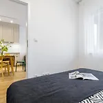 Bright Rental For Families With Kids & Pets In Warsaw
