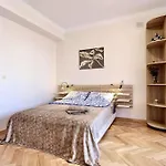Plac Konstytucji 4, Centrum