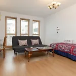 Spacious & Homely Apartment With Parking In Wilanow By Renters