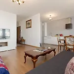 Spacious & Homely Apartment With Parking In Wilanow By Renters