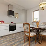 Spacious & Homely Apartment With Parking In Wilanow By Renters