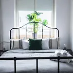 Oomph Urbanvibe Centrum Stylish 2Br Hideaway