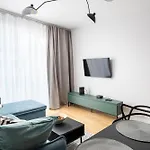 Metro Mlynow Homely Apartment