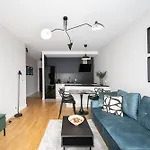 Metro Mlynow Homely Apartment