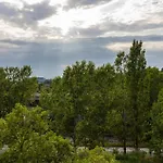 Urban Wings - Airport Apartment With Parking & Balcony By Renters