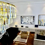Luxury Apartments Mondrian Market Square III