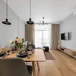 Mokotow Apt - Balcony, Ac, Bus & Park Nearby