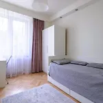Renovated 3 Room Apt. Near Polin/Oldtown