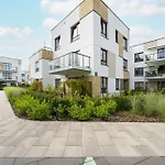 Spacious Family Apartment With Garden & Parking By Noclegi Renters