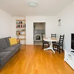 Metro Ksiecia Janusza Cosy Apartment