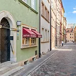 Cute Apartment In The Historic Old Town Of Warsaw