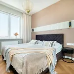 Air Conditioned Apartment In Warsaw With Parking And Bathtub By Noclegi Renters