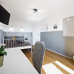 Clicktheflat Wilson Square Apart Rooms