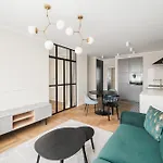 Metro Wierzbno Deluxe Apartment