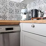 *Top* Full Black Out A/C Fast Wi-Fi, Standing Desk