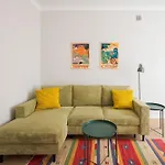 Metro Mlynow Colourful Apartment