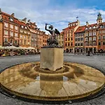 Papaya Warsaw Old Town - Vibrant Cultural Center