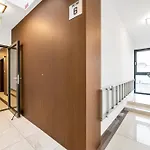 Lumina Comfortable Apartment With Balcony