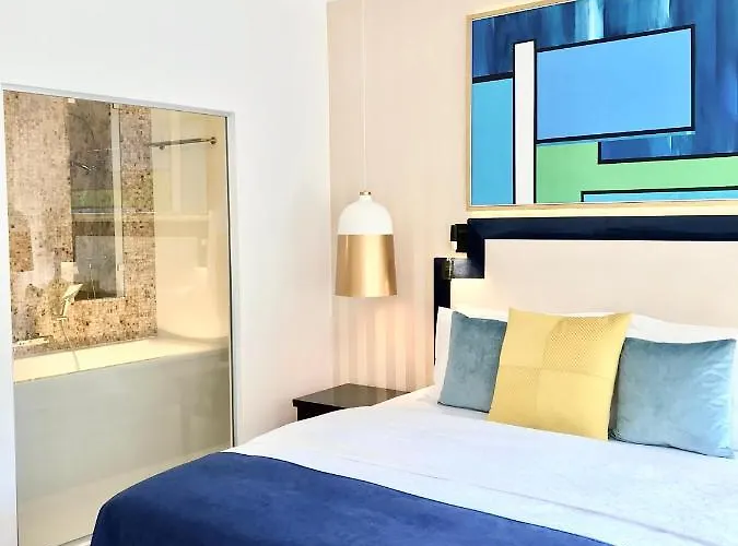 Luxury Apartments Mondrian Market Square III
