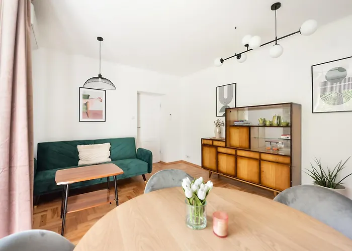 Metro Raclawicka Homey Apartment