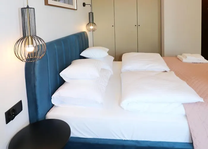 Falcon Apartment 5 Metro Sgh
