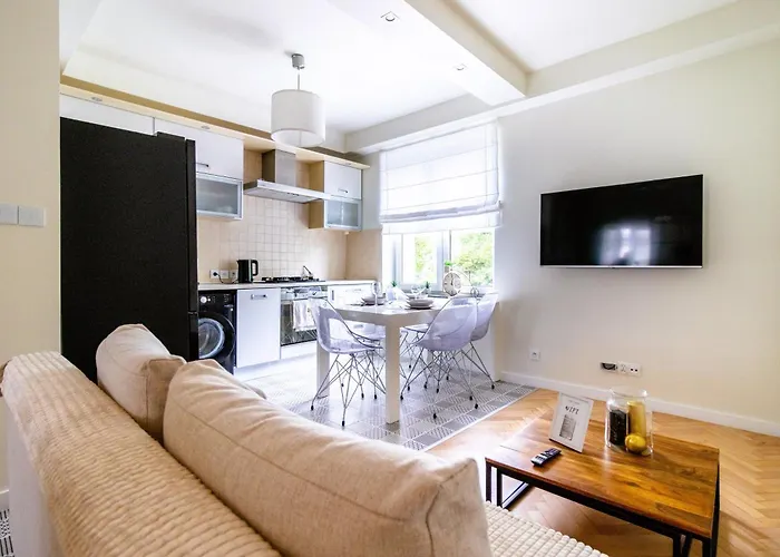 Renovated 3 Room Apt. Near Polin/Oldtown