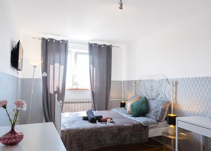 Clicktheflat Wilson Square Apart Rooms