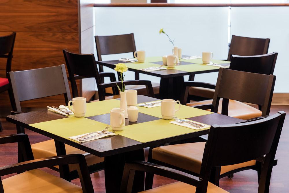 Courtyard By Marriott Airport